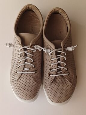 Gelato Teejay Perforated Leather Sneakers Taupe SZ 39 US 8 Barefoot Comfort